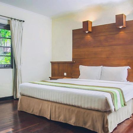 Whiz Prime Hotel Darmo Harapan Сурабая Экстерьер фото