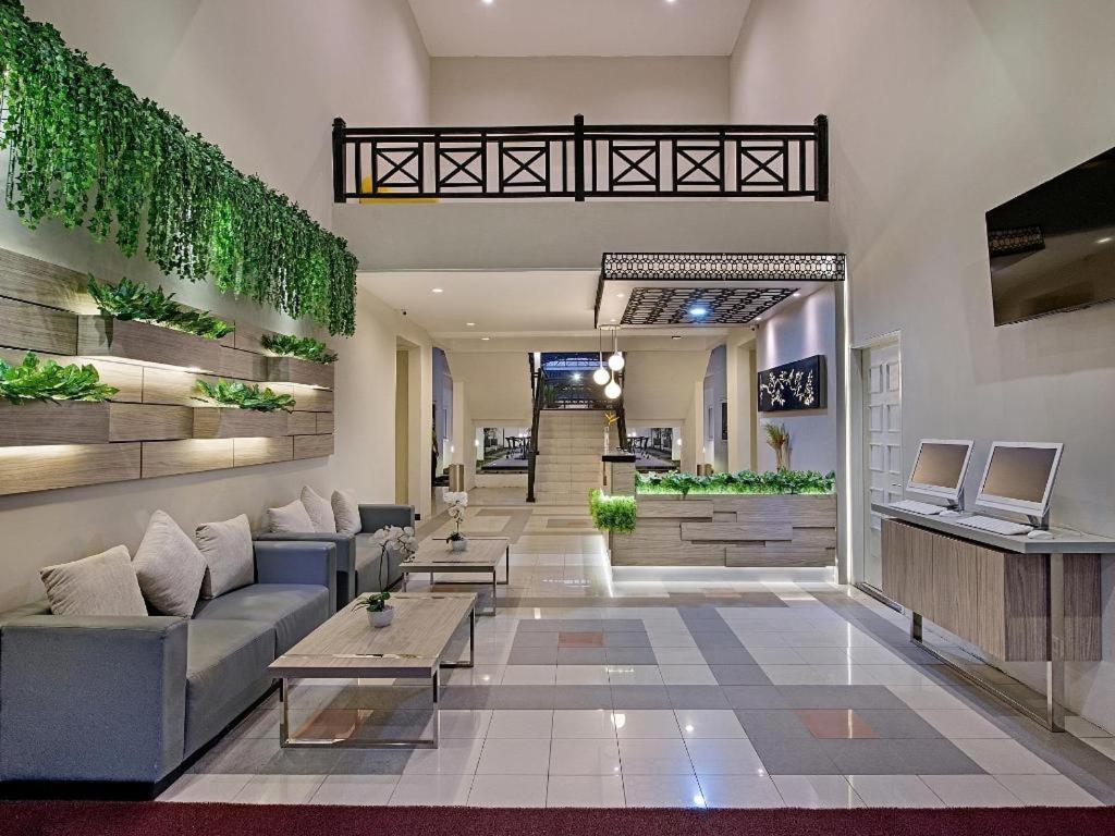 Whiz Prime Hotel Darmo Harapan Сурабая Экстерьер фото