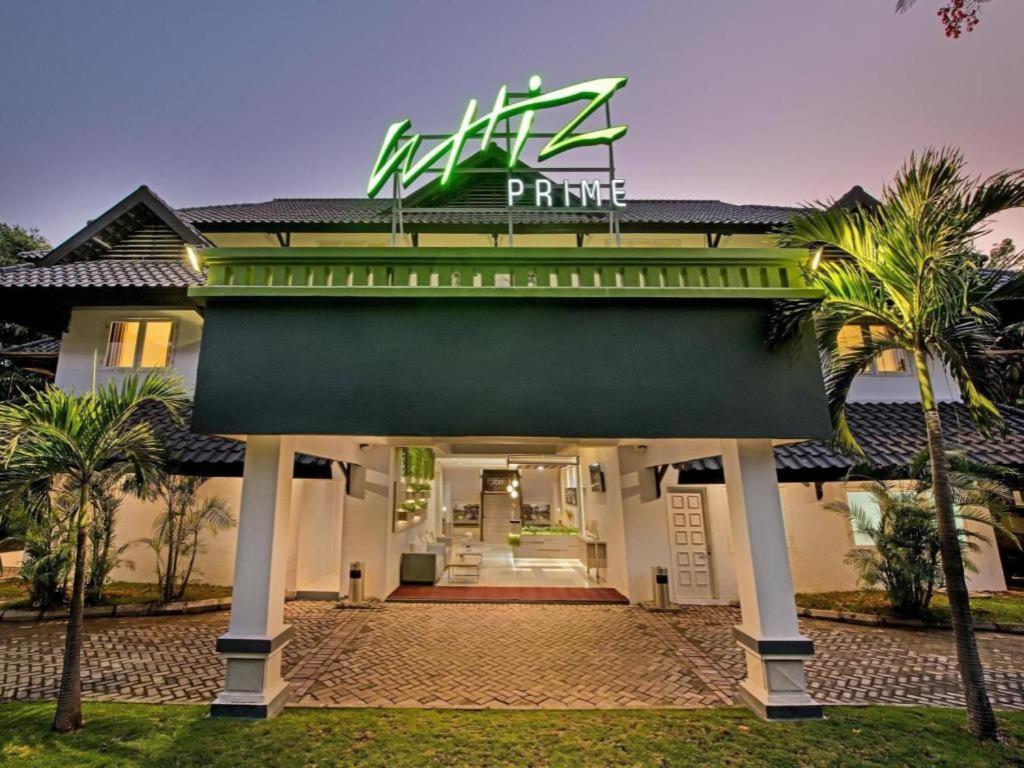 Whiz Prime Hotel Darmo Harapan Сурабая Экстерьер фото