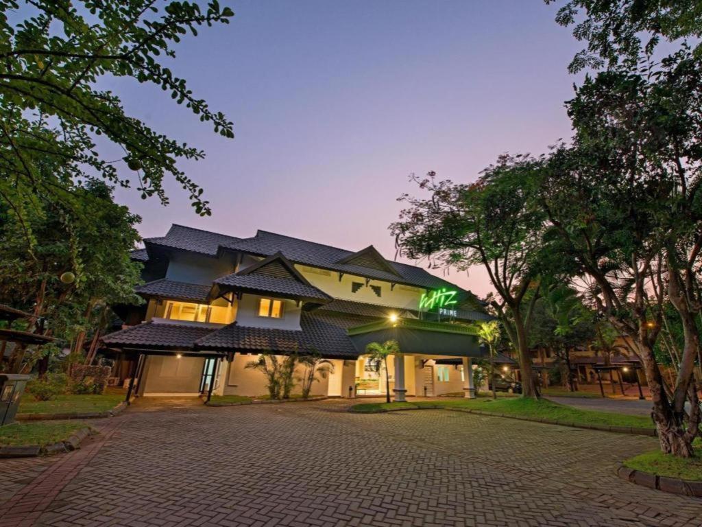 Whiz Prime Hotel Darmo Harapan Сурабая Экстерьер фото