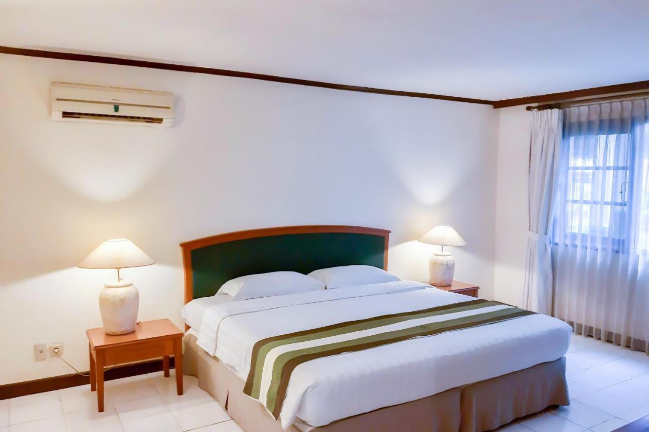 Whiz Prime Hotel Darmo Harapan Сурабая Номер фото