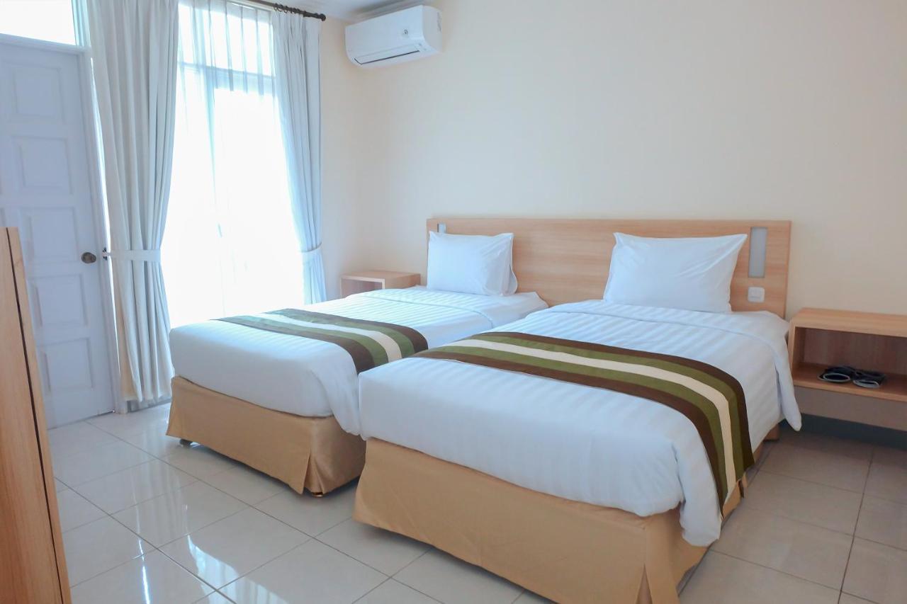 Whiz Prime Hotel Darmo Harapan Сурабая Экстерьер фото